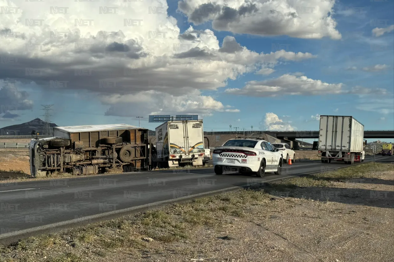 Vuelca camión de carga en carretera Juárez-Ahumada