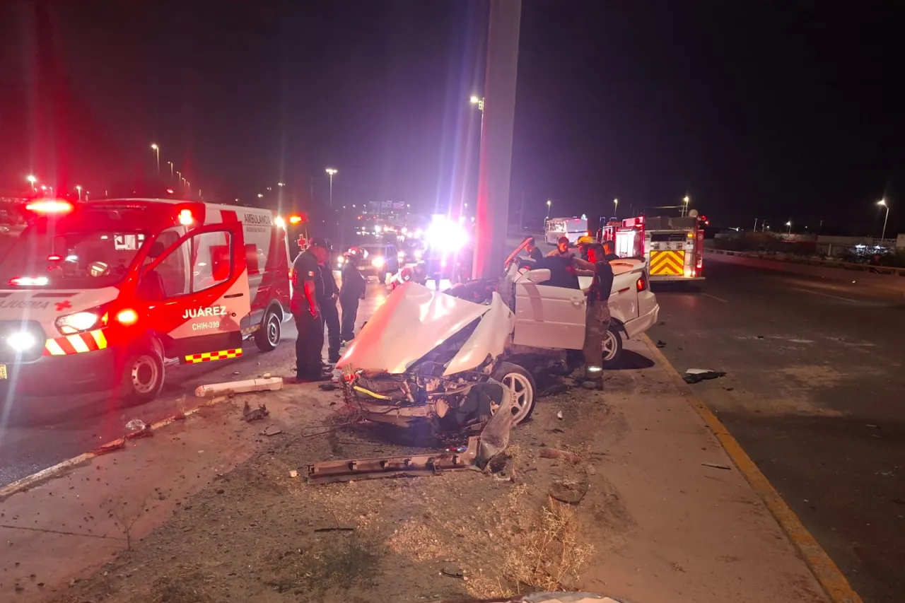 Choca y parte carro a la mitad en la Puerto de Palos