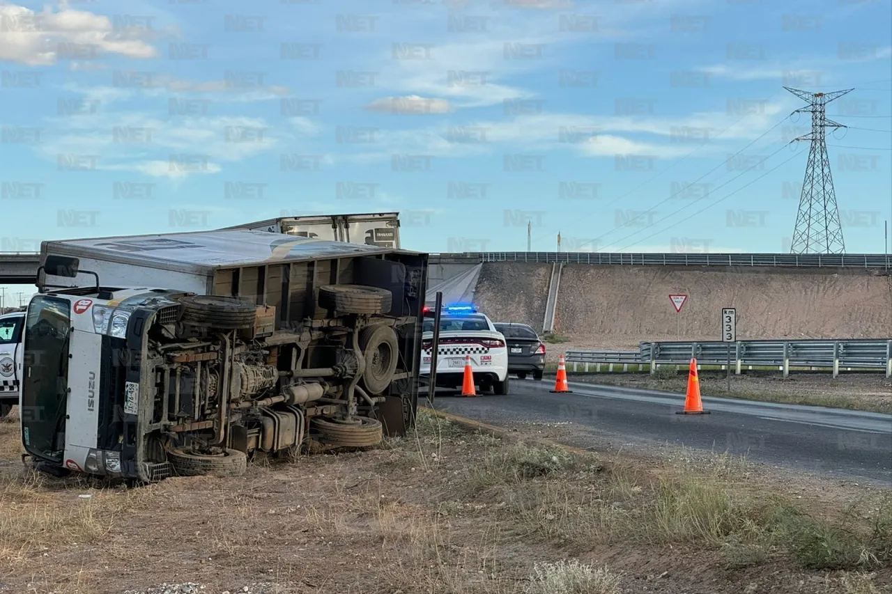 Vuelca camión de carga en carretera Juárez-Ahumada