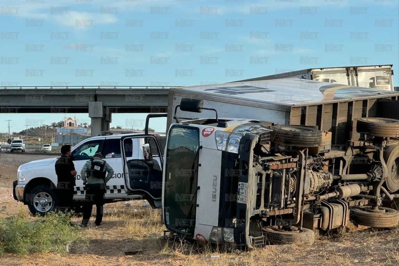 Vuelca camión de carga en carretera Juárez-Ahumada