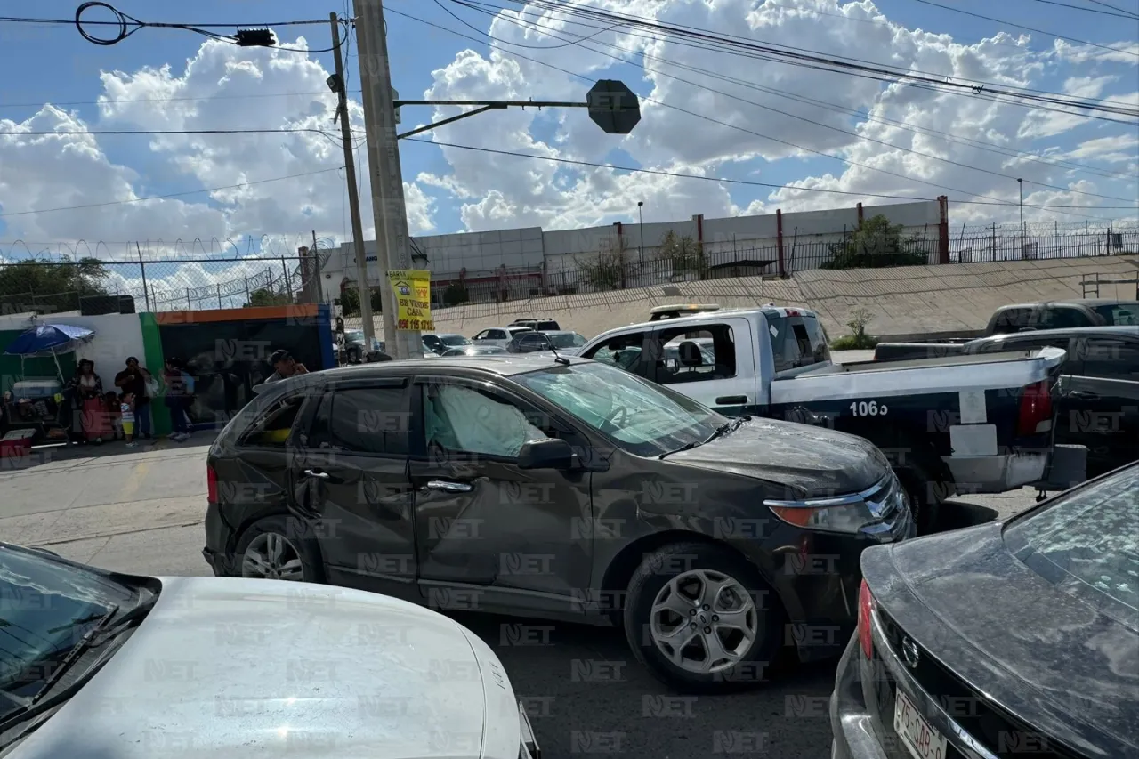 Cruza vías, es alcanzado por el tren y huye