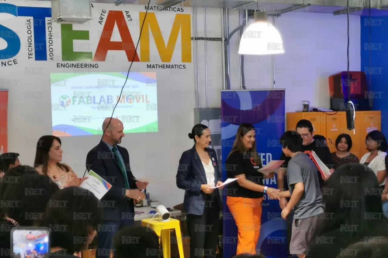 Alumnos de secundarias concluyen campamento de verano en Fab Lab Móvil