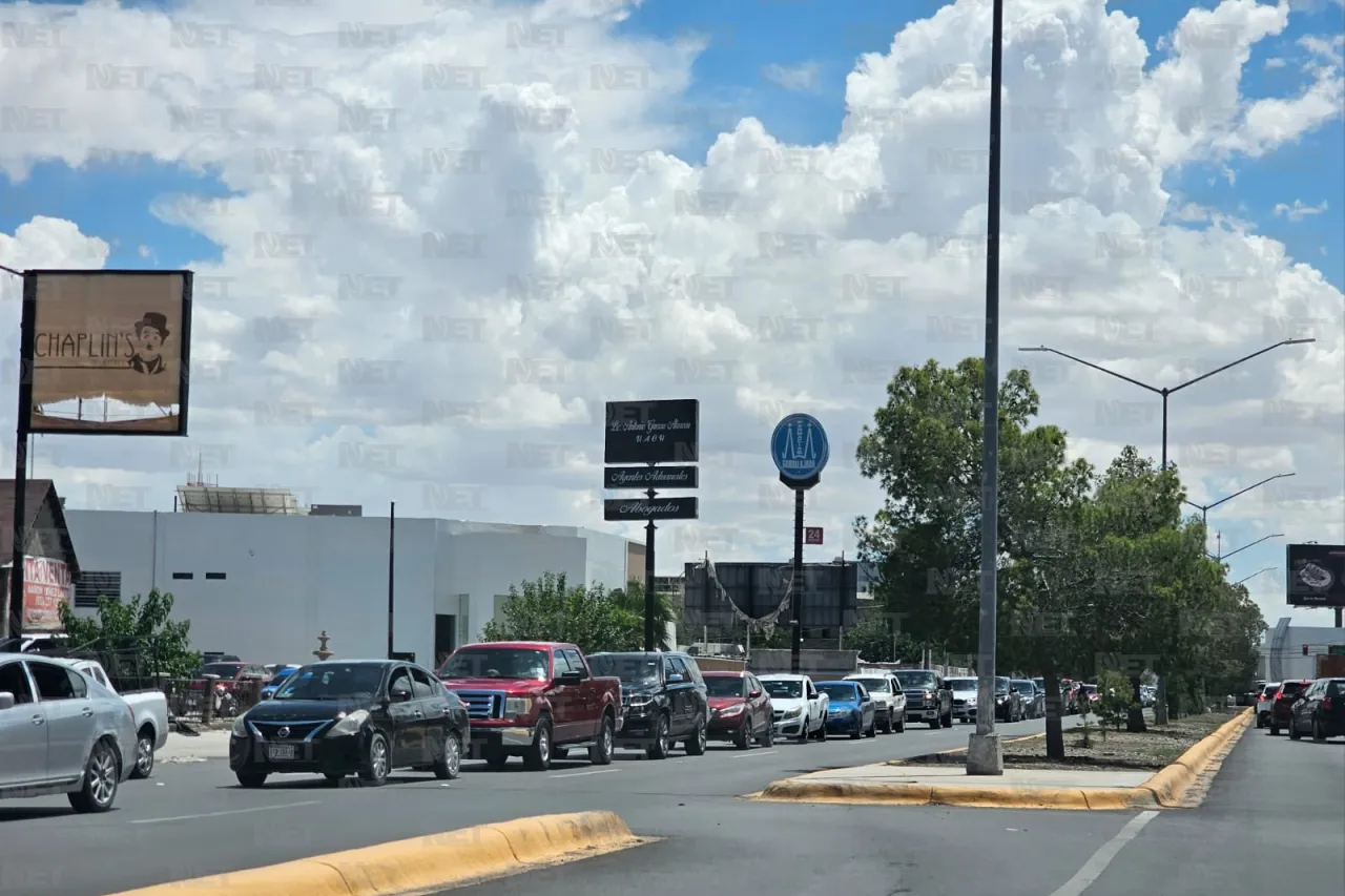 Fila hasta el Sanma para cruzar por el puente Libre