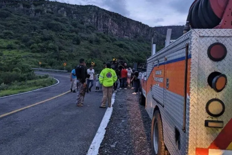Rescatan a 17 turistas atrapados en cascadas de Guanajuato