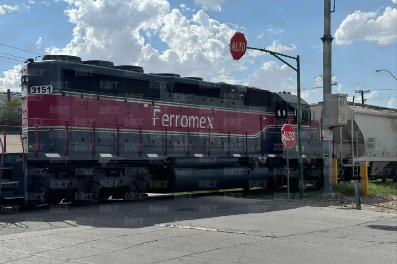 Cruza vías, es alcanzado por el tren y huye