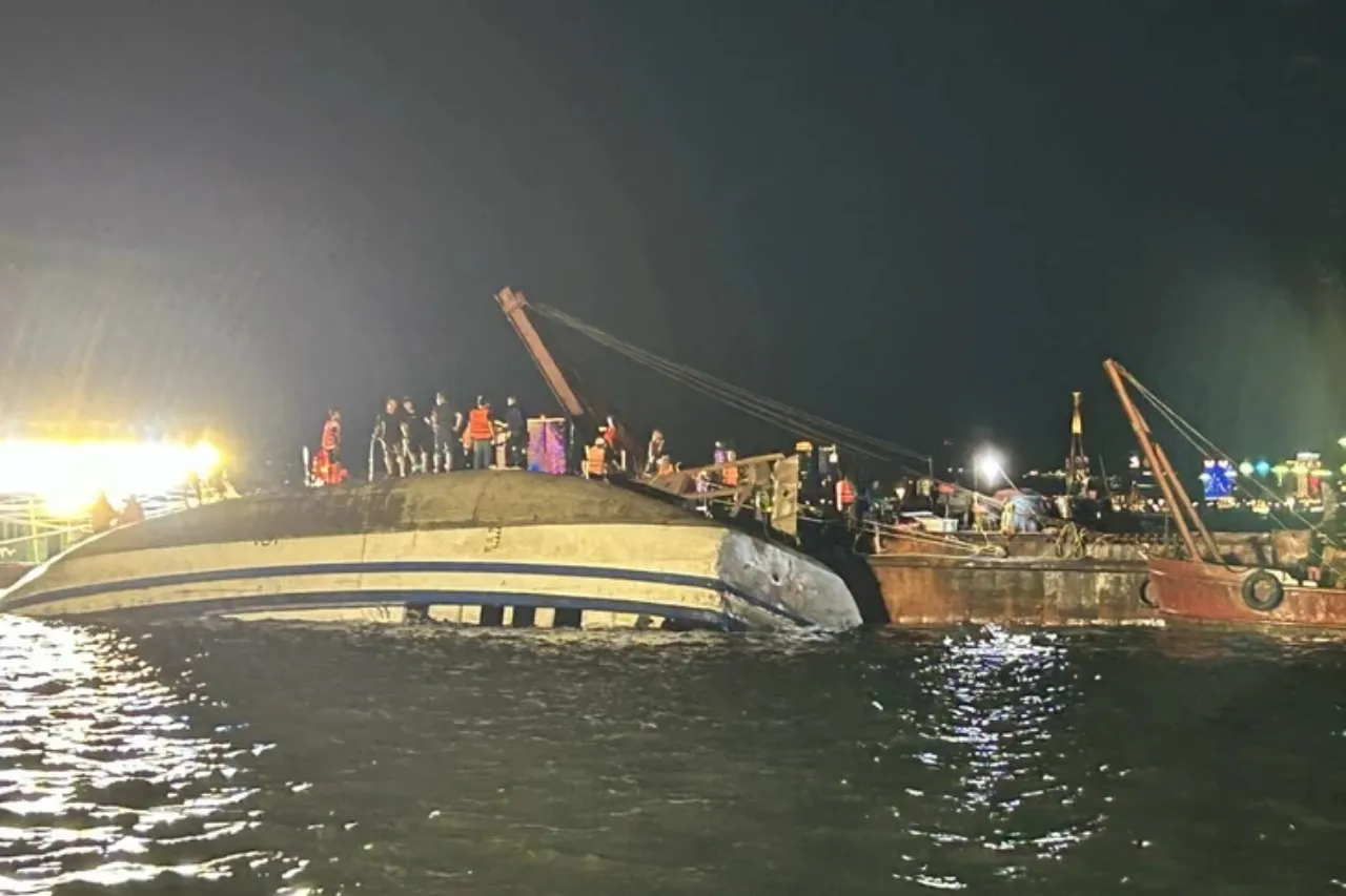 Vuelca barco durante excursión turística en Vietnam; rescatan 34 cuerpos