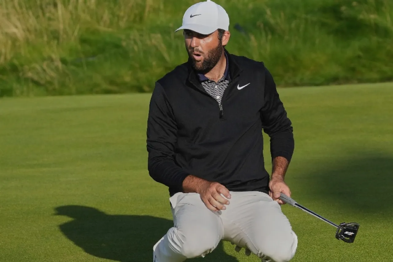 Mantiene Scottie Scheffler ventaja de 4 golpes en el British Open