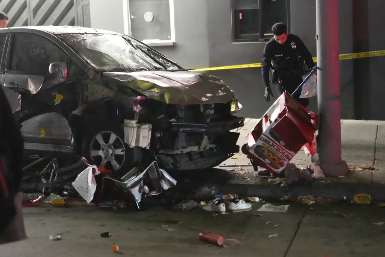 Auto embiste a 30 personas afuera de un club nocturno en LA
