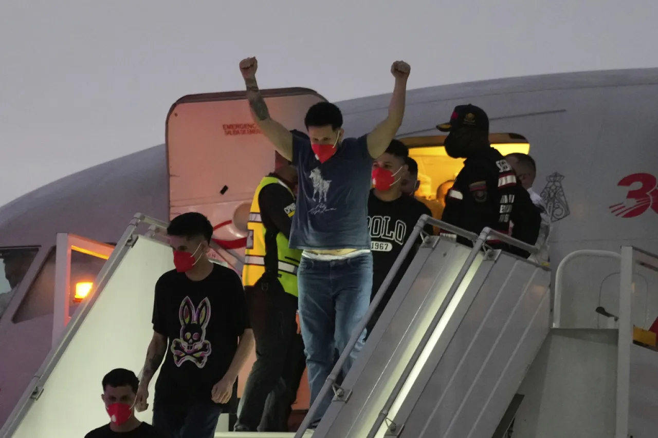 Libera Venezuela a 10 estadunidenses a cambio de venezolanos en El Salvador