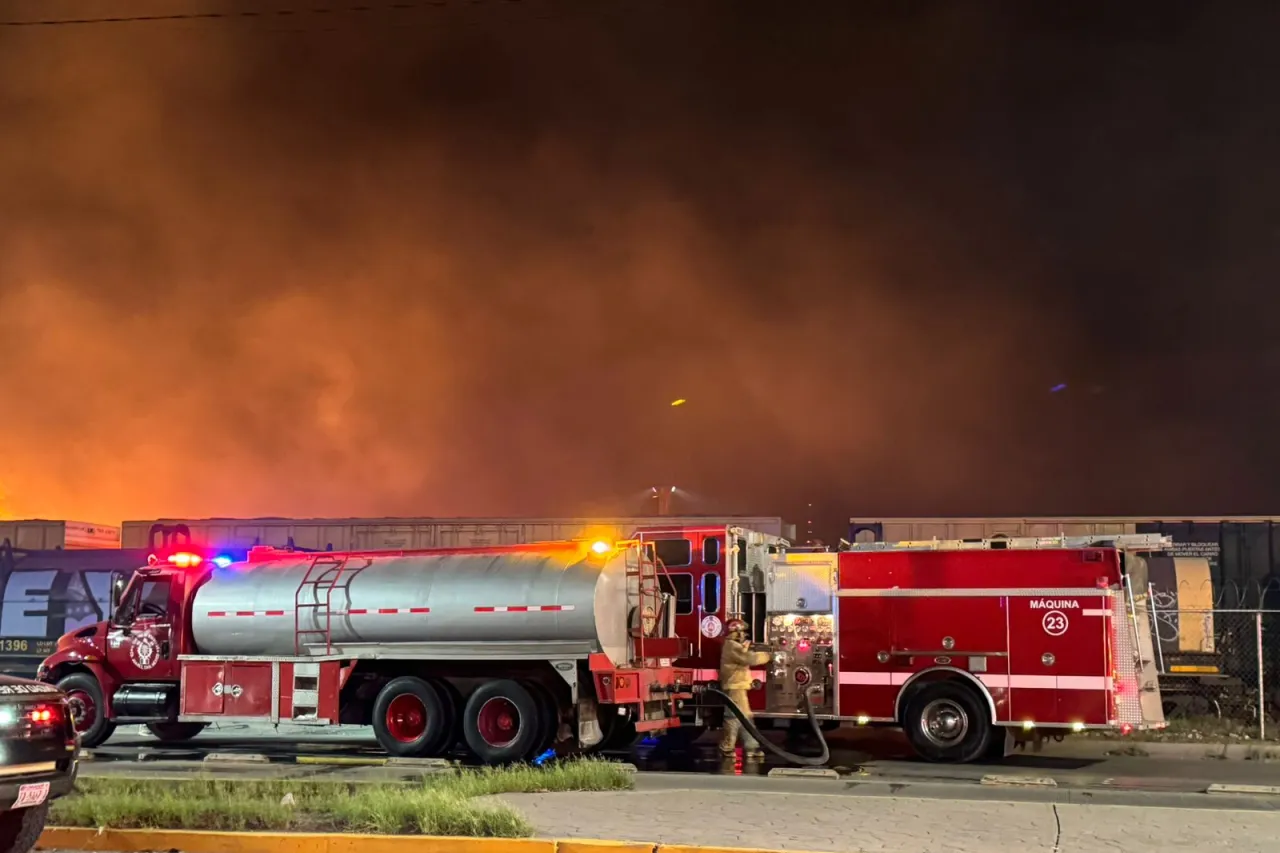 Trabajaron 30 bomberos en controlar incendio en patios de Ferromex