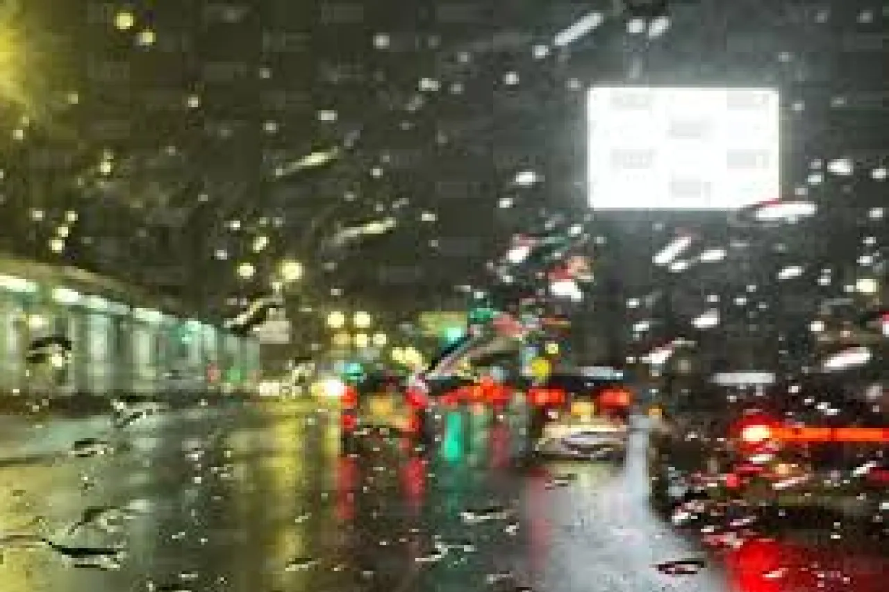 Retrasos en vuelos por lluvias afectan operaciones en aeropuerto de Juárez