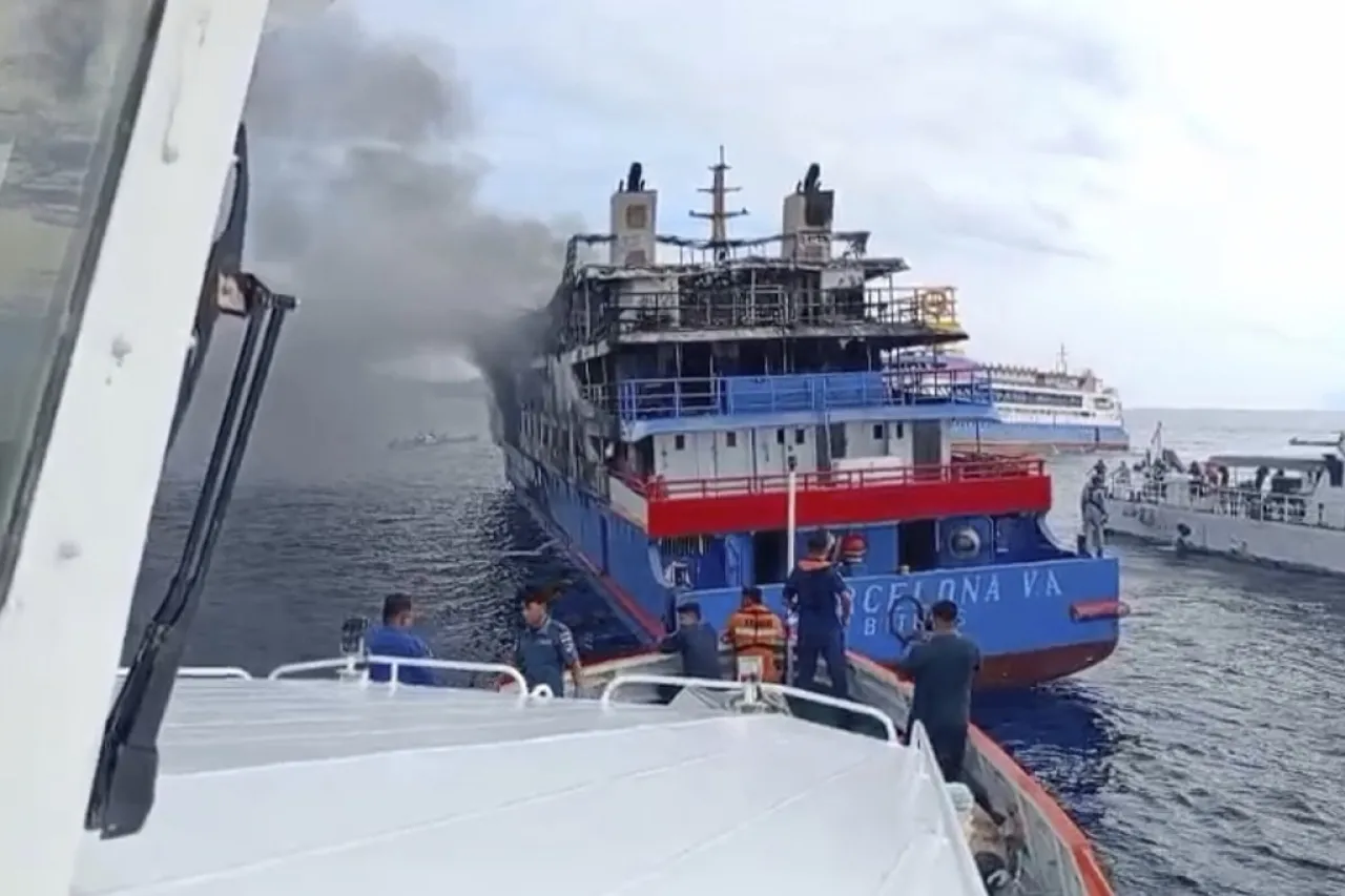 Incendio en ferry de pasajeros en Indonesia, deja al menos 3 muertos