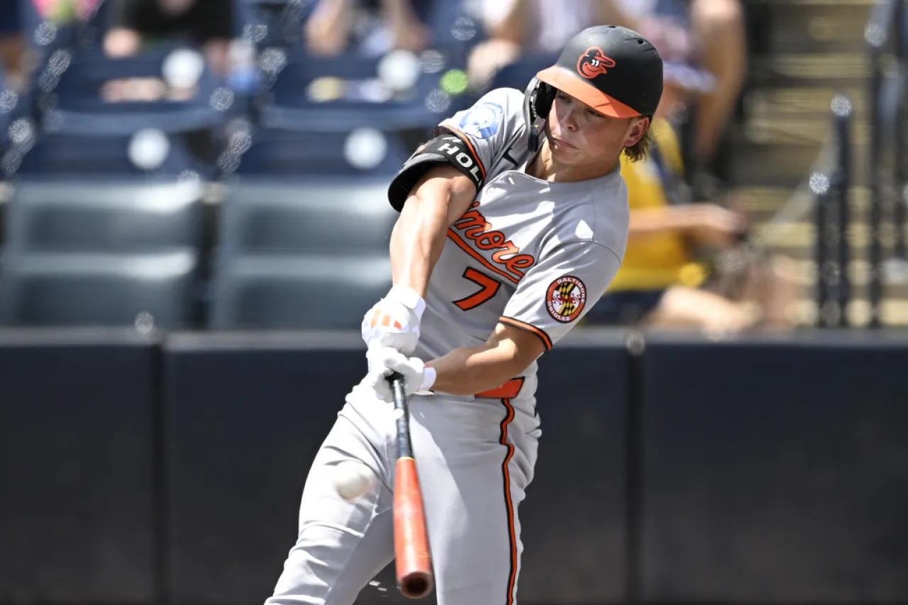 Jonrones de Holliday, Jackson y O'Hearn llevan a Orioles a victoria sobre Rays