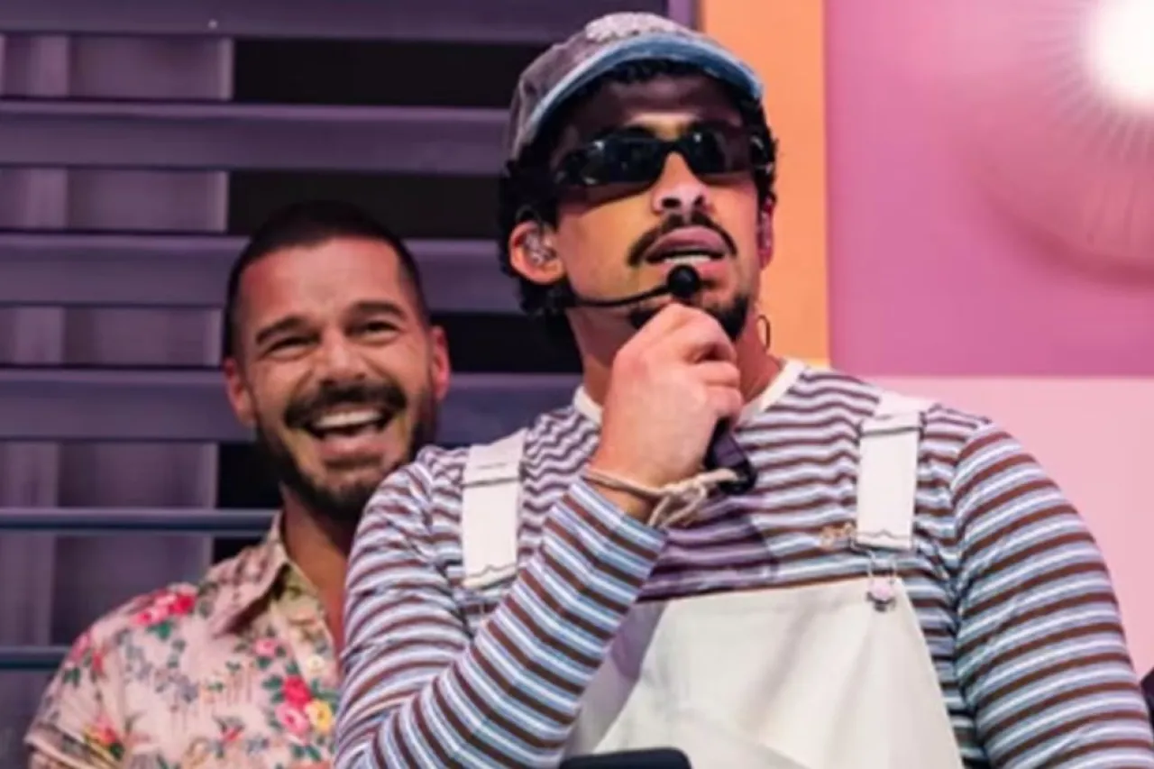 Ricky Martin y su hijo disfrutan el show de Bad Bunny desde el escenario