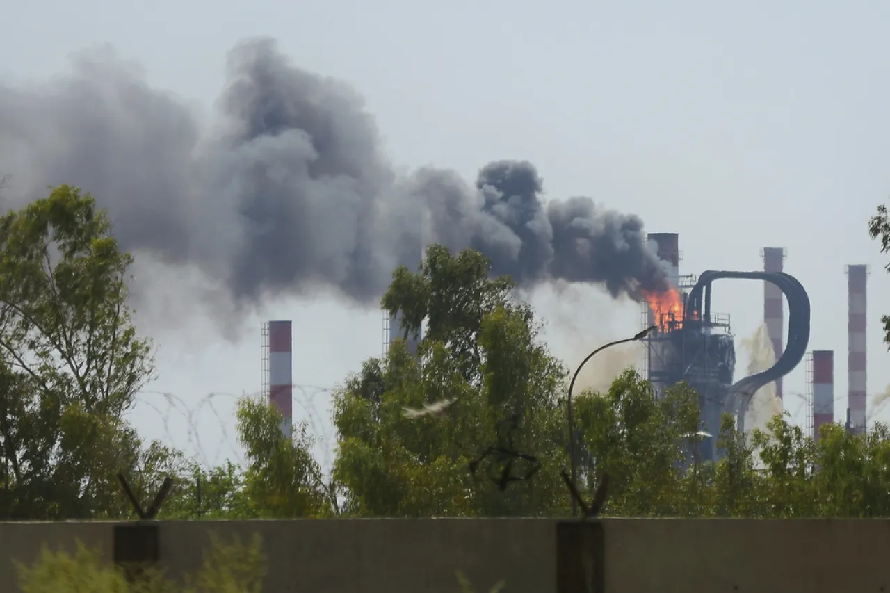 Un incendio en la mayor refinería de petróleo de Irán deja un muerto