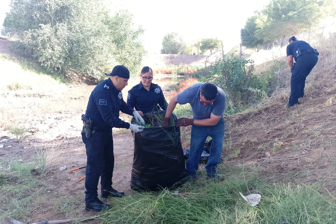 Policías y vecinos se unen en jornada de limpieza