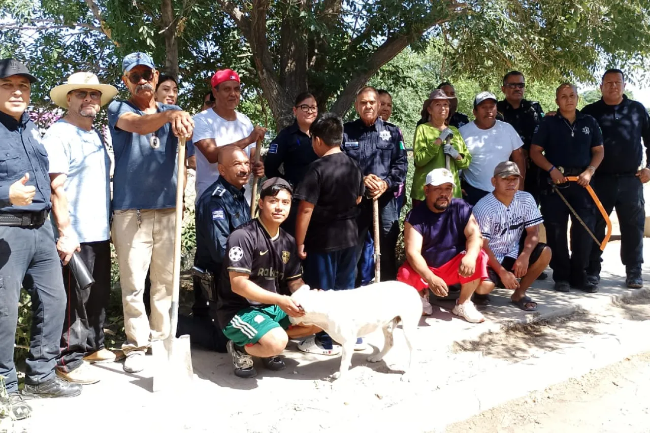 Policías y vecinos se unen en jornada de limpieza