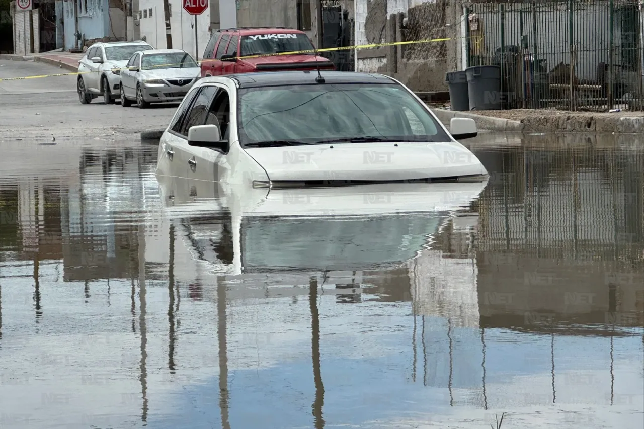 Camioneta queda atrapada por inundación en la colonia Azteca