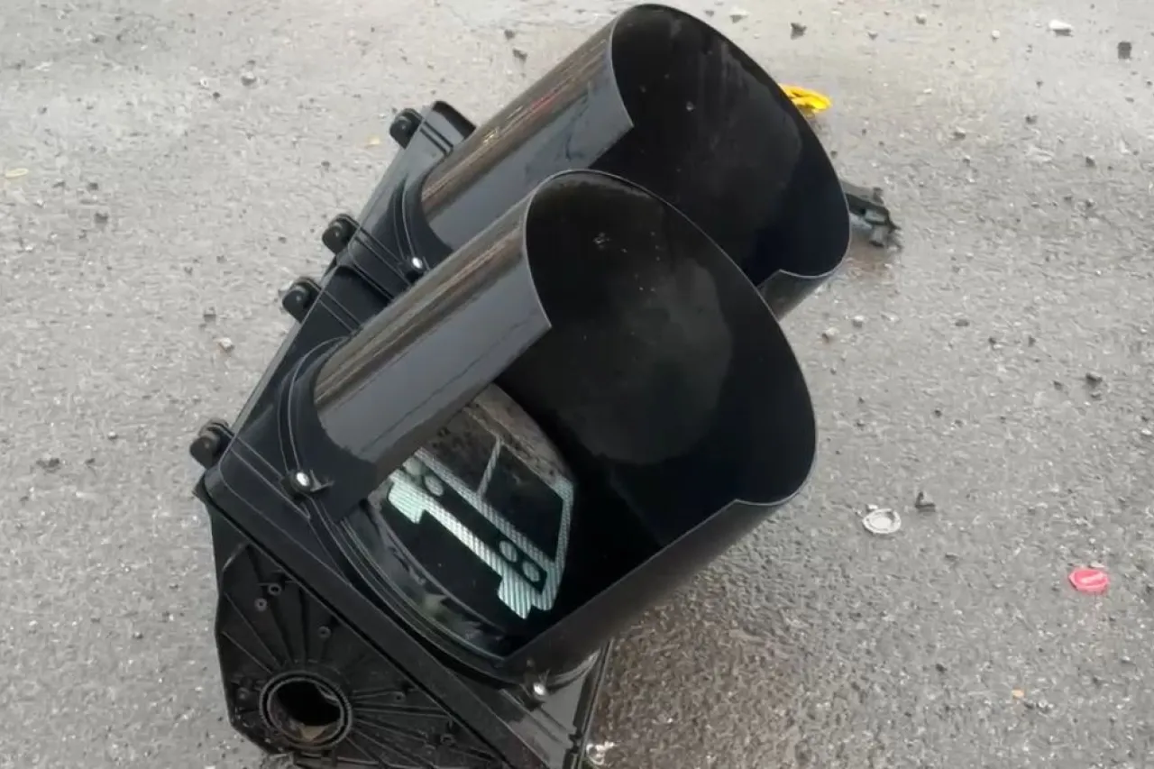 Choca y tira semáforo en carril del Juárez Bus