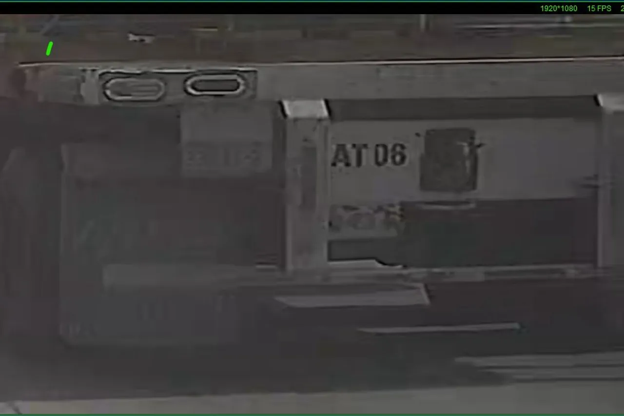 Tráiler invade confinado, choca a Juárez Bus y huye
