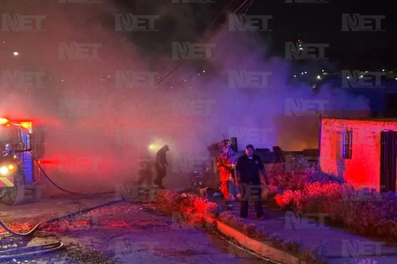 Se incendia domicilio a metros de expendio de gas