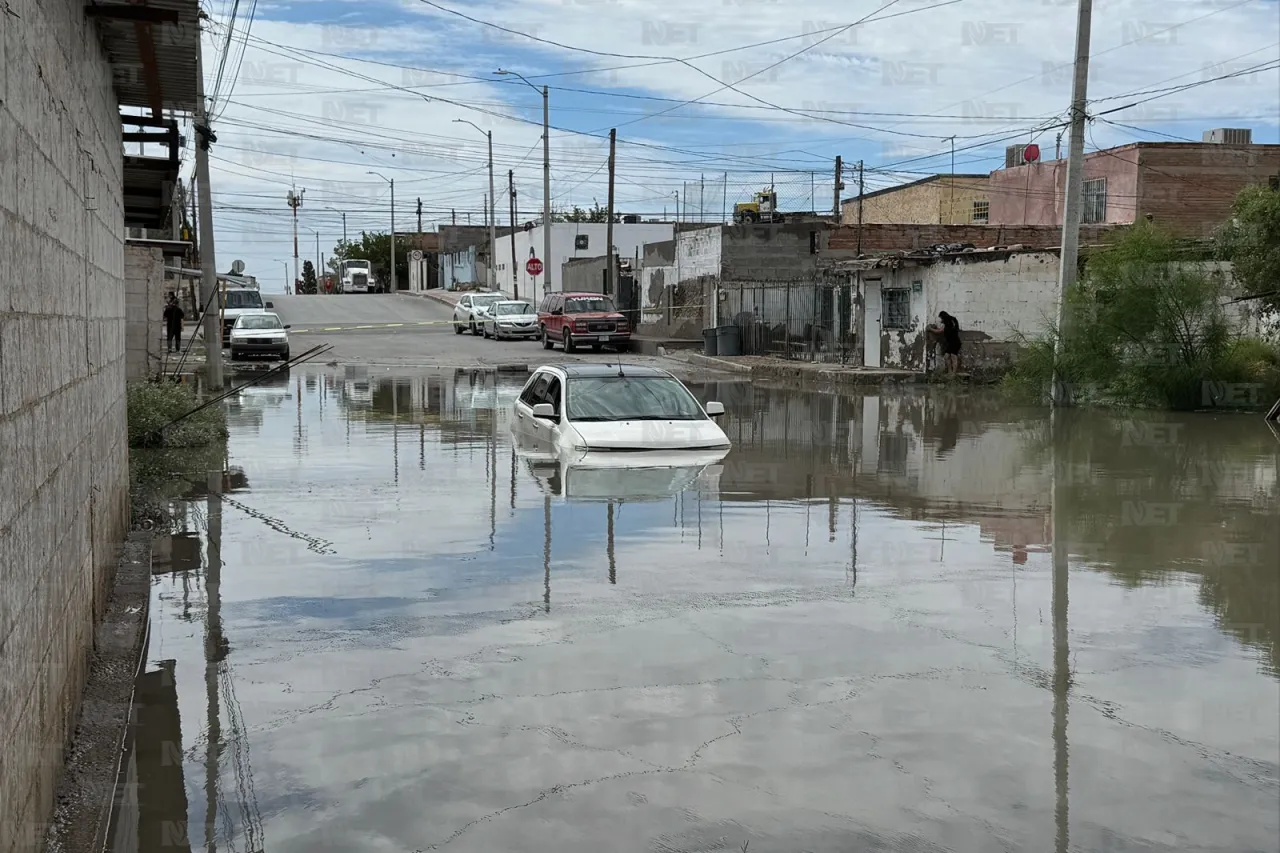 Camioneta queda atrapada por inundación en la colonia Azteca
