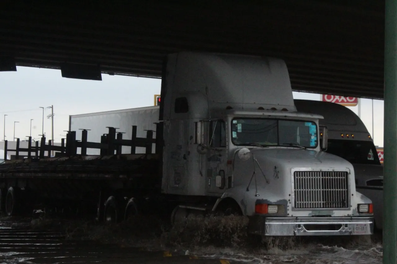 Casi 100 conductores varados por lluvias; piden circular con precaución