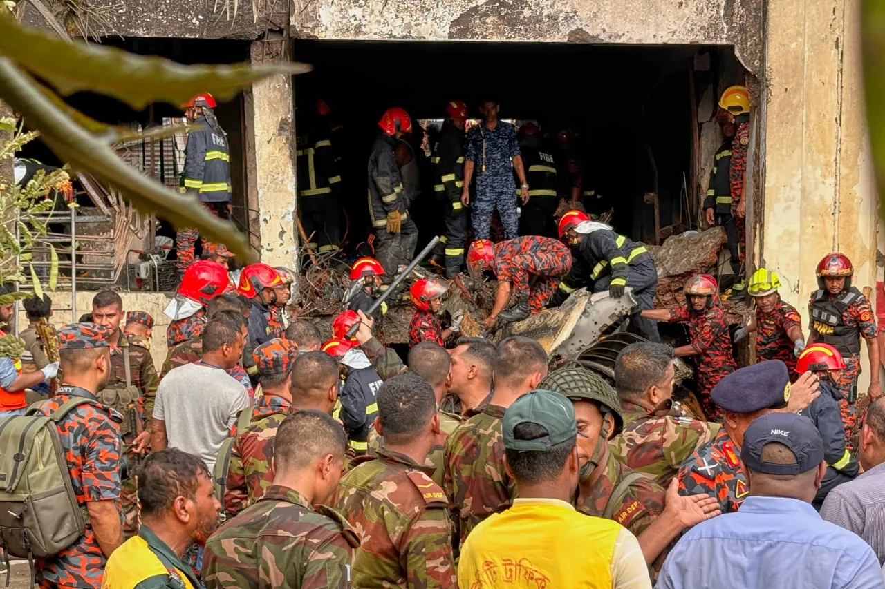Van 20 muertos por caída de avión militar sobre escuela en Bangladesh