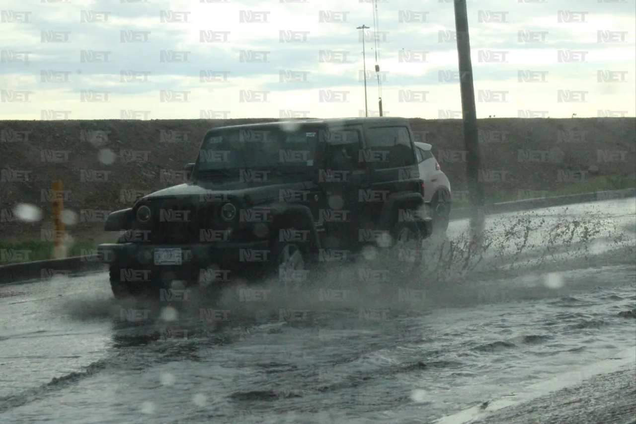 Casi 100 conductores varados por lluvias; piden circular con precaución