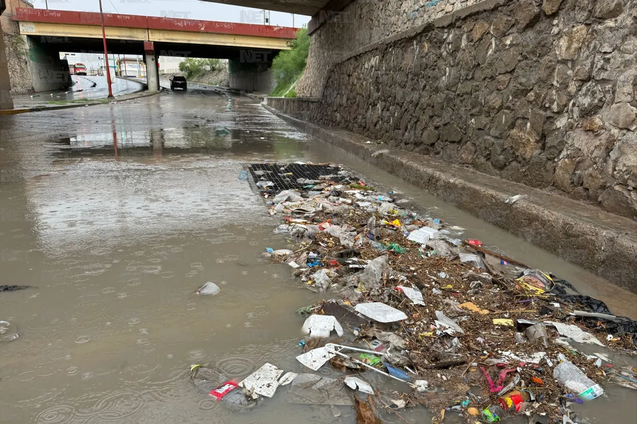 Desnivel de Insurgentes y eje vial, sin inundaciones pero con basura acumulada