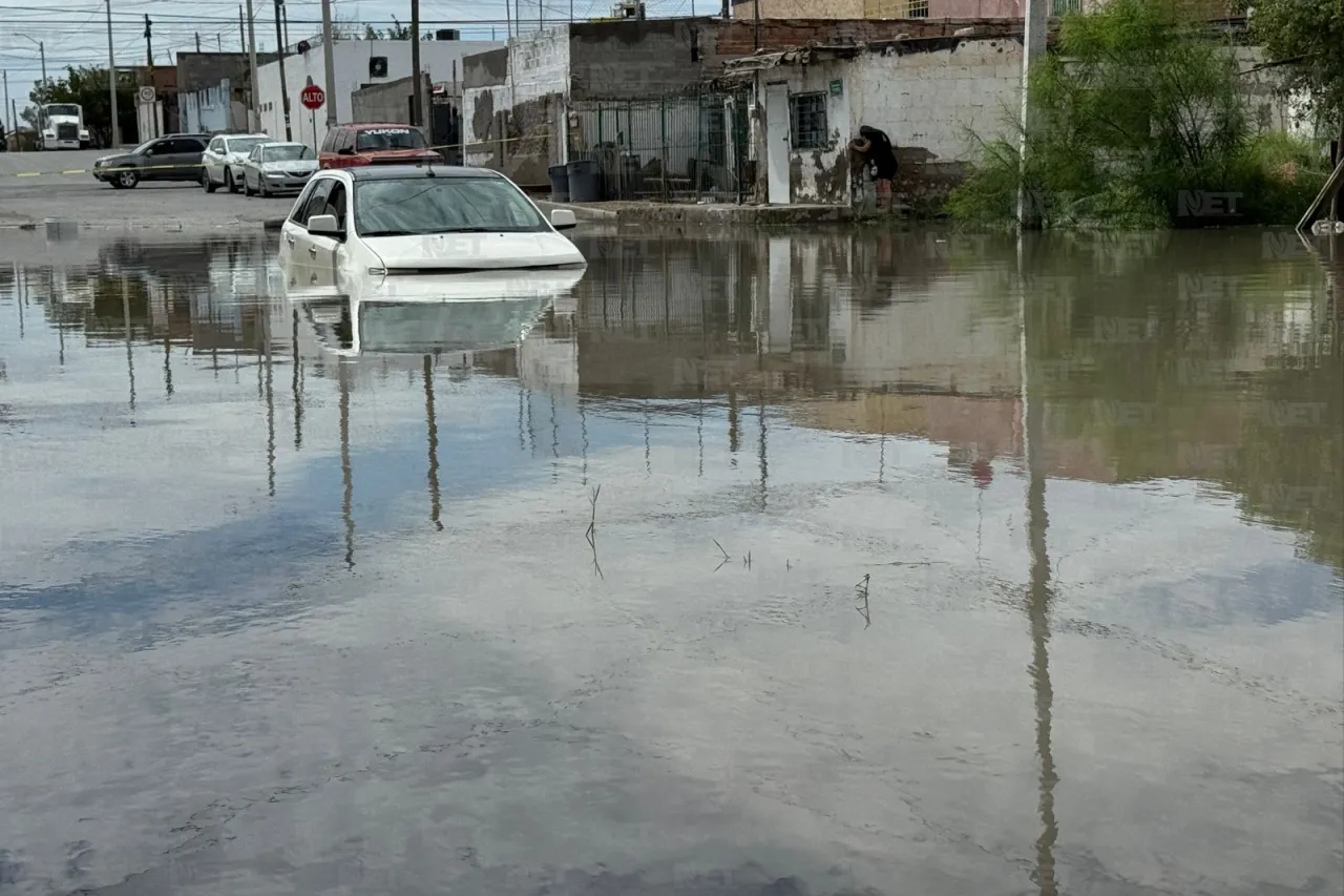 Camioneta queda atrapada por inundación en la colonia Azteca