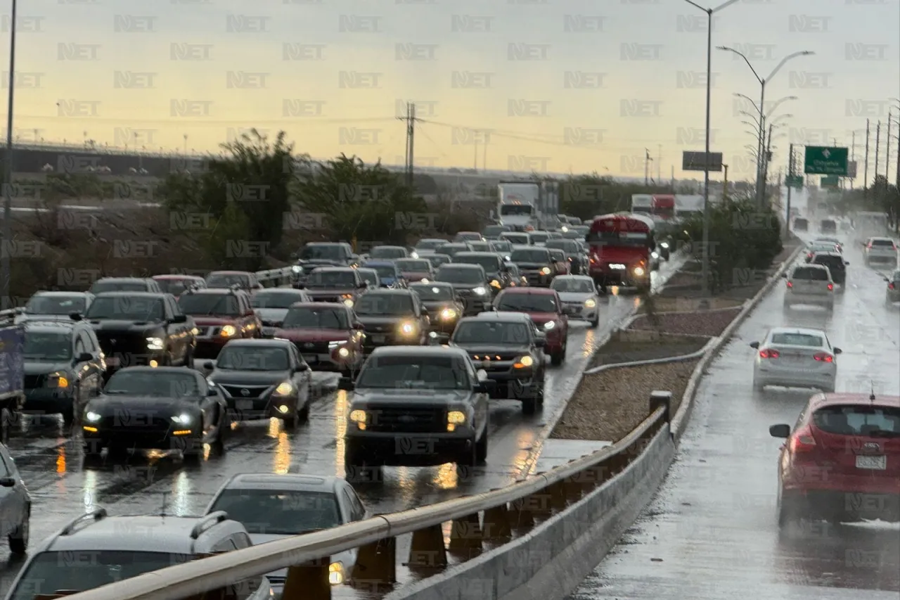 Inundación en Juan Pablo II colapsa tránsito; filas llegan a la J. Bermúdez