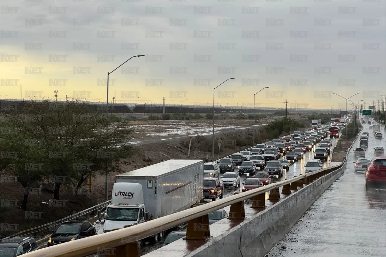 Inundación en Juan Pablo II colapsa tránsito; filas llegan a la J. Bermúdez