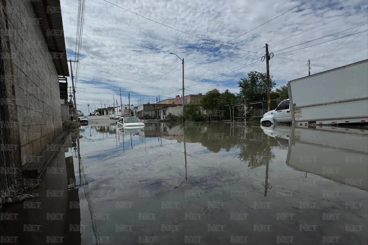 Camioneta queda atrapada por inundación en la colonia Azteca