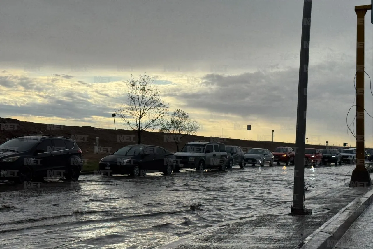 Inundación en Juan Pablo II colapsa tránsito; filas llegan a la J. Bermúdez