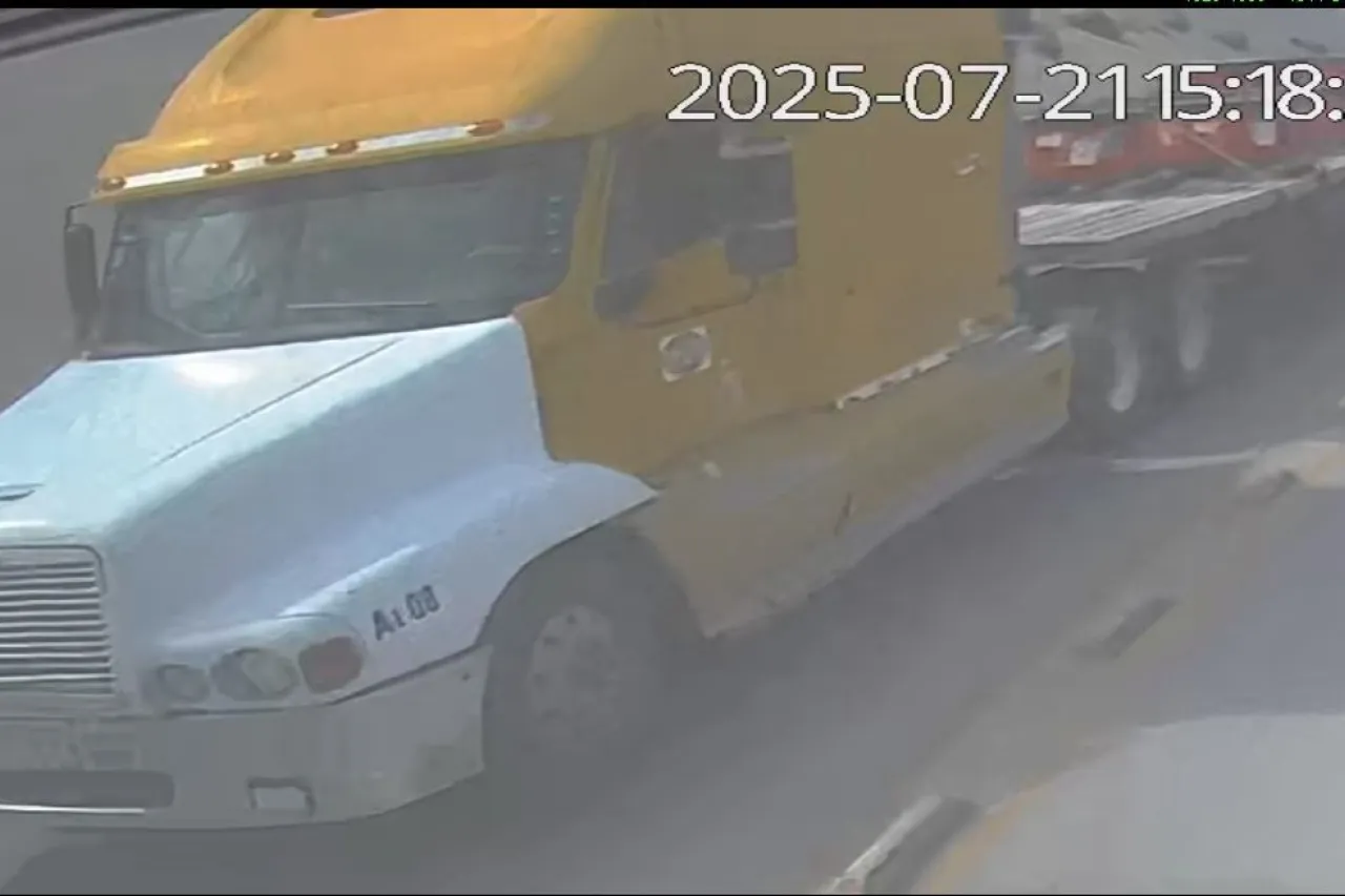 Tráiler invade confinado, choca a Juárez Bus y huye