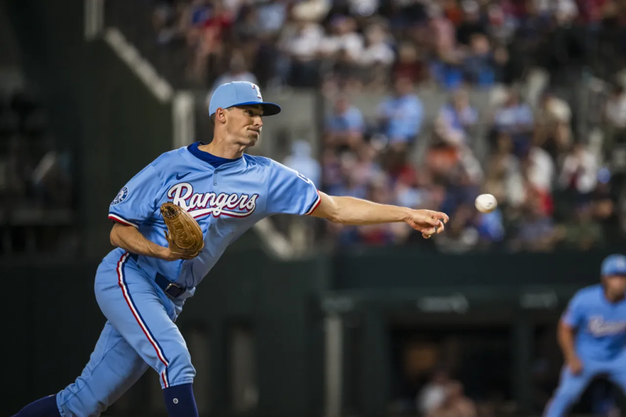 Colocan Rangers al relevista Chris Martin en lista de lesionados