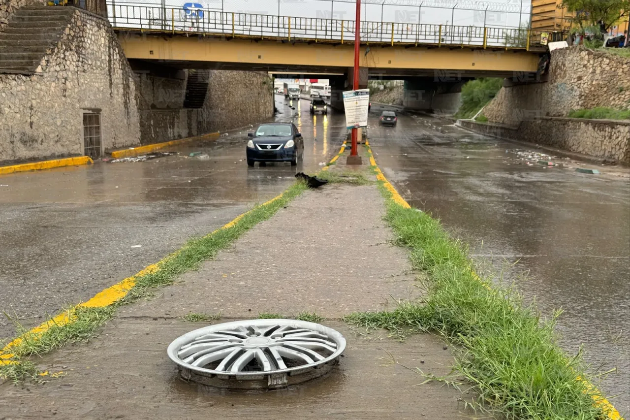 Desnivel de Insurgentes y eje vial, sin inundaciones pero con basura acumulada