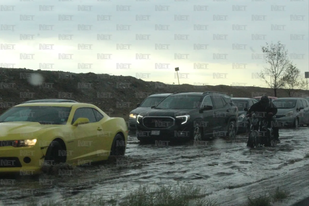 Casi 100 conductores varados por lluvias; piden circular con precaución