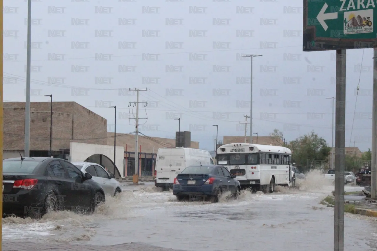 Casi 100 conductores varados por lluvias; piden circular con precaución