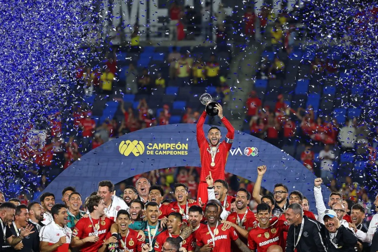 Esa mano árbitro: Jugadores del Toluca se toquetean tras victoria