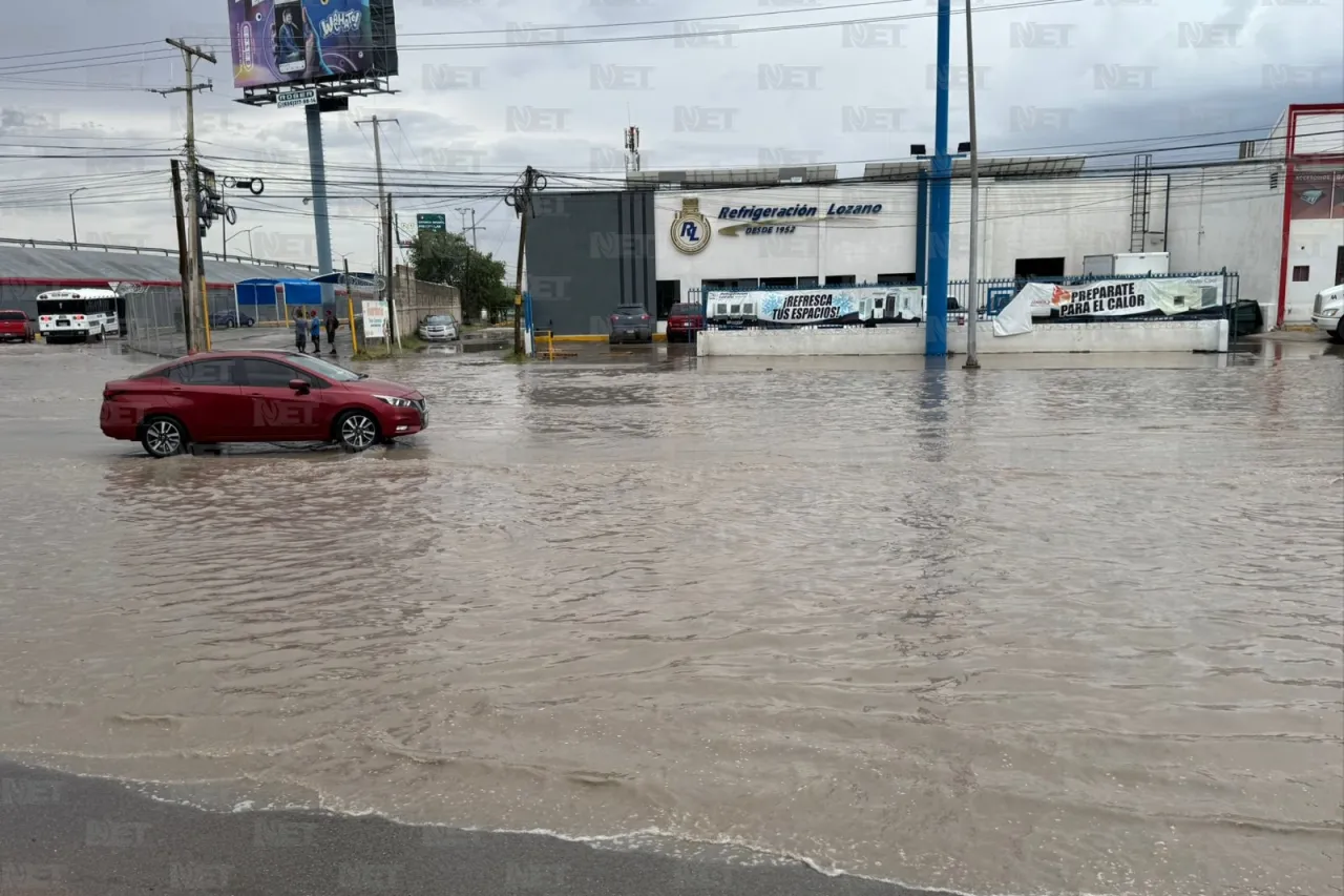Tráfico pesado tras inundación del Gómez Morín