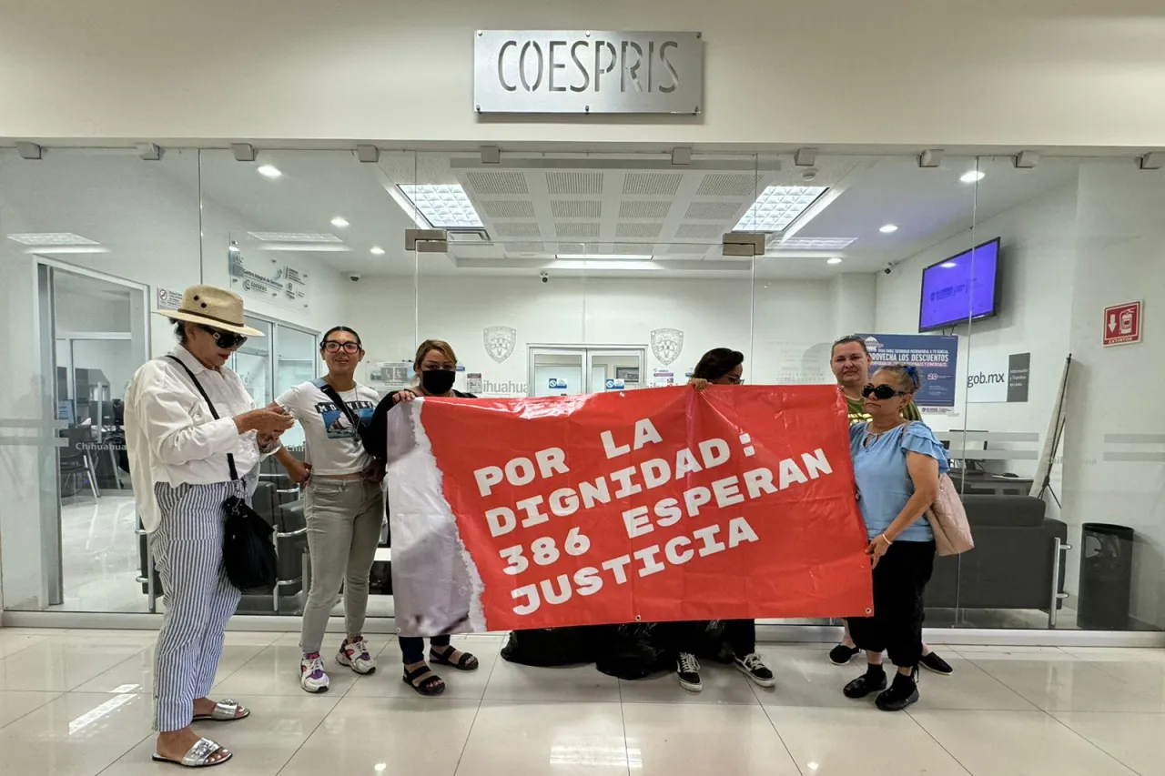 Familias protestan con bolsas de basura frente a Coespris