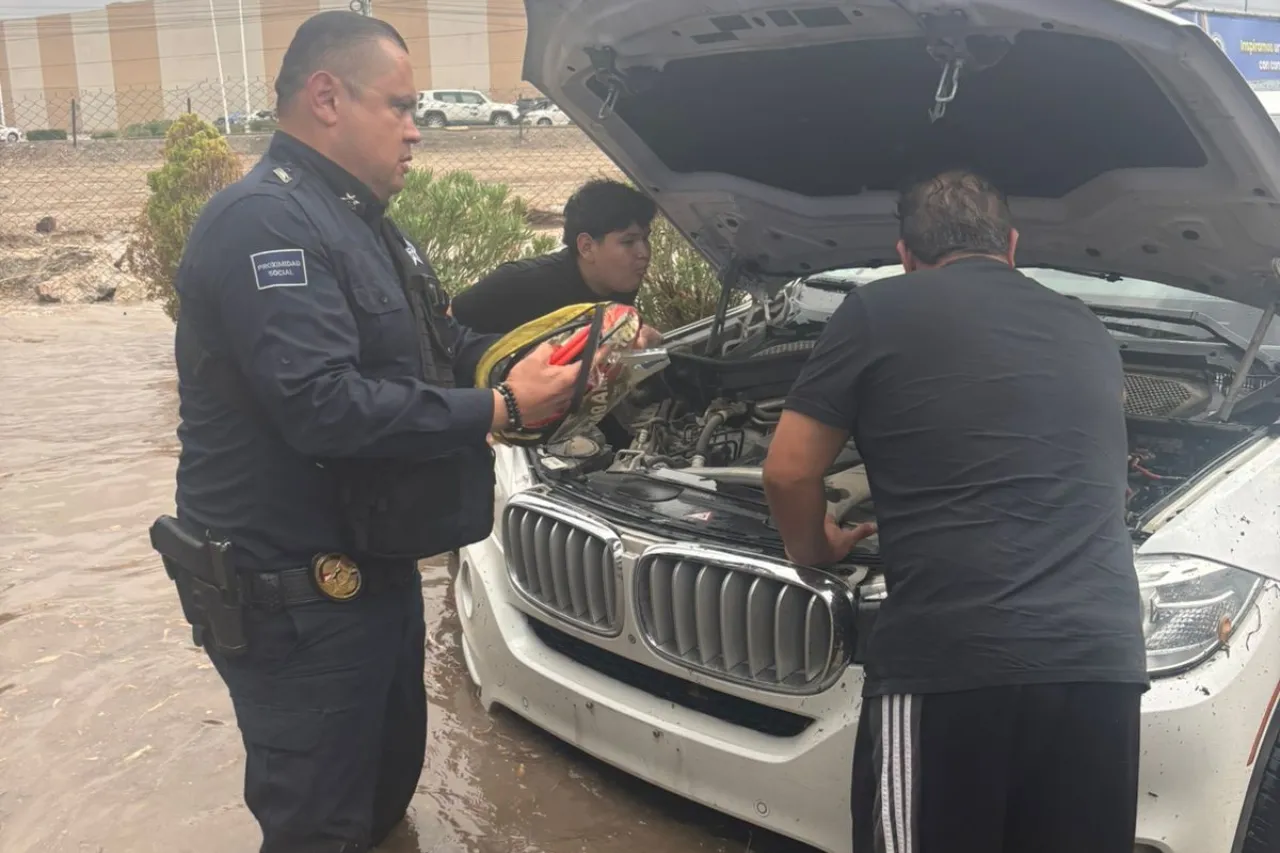 Auxilian policías a juarenses afectados por lluvias