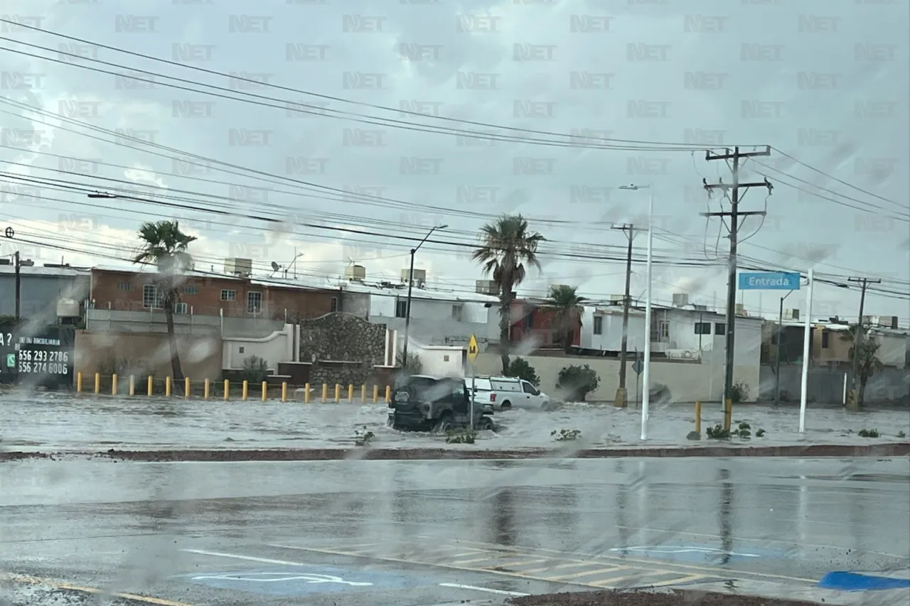 Video: Aguacero de minutos colapsa el bulevar Gómez Morín
