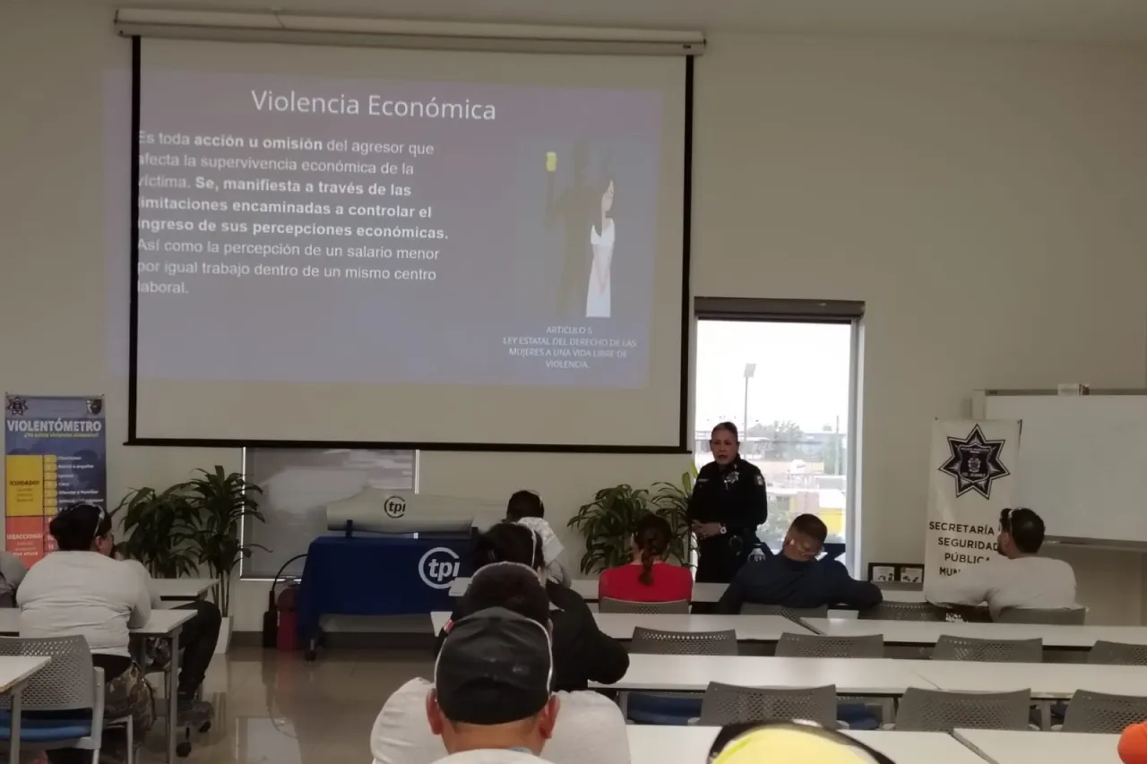 Policías llevan prevención de la violencia familiar a maquiladora TPI Planta 3