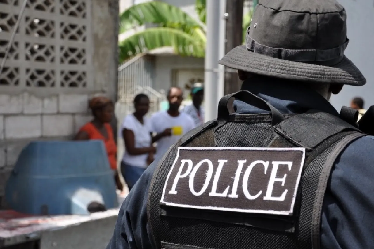 Policía de Jamaica mata a 5 hombres en medio críticas por uso de violencia