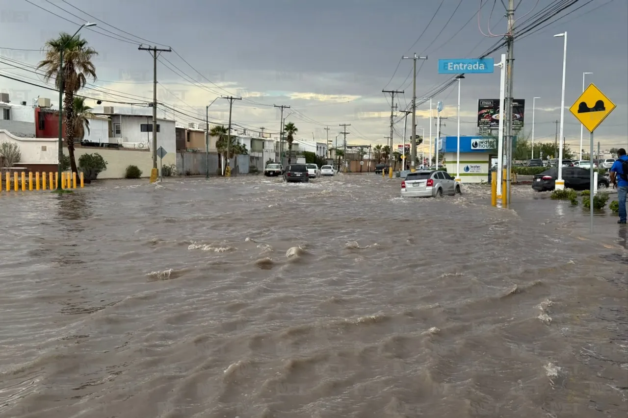 Tráfico pesado tras inundación del Gómez Morín