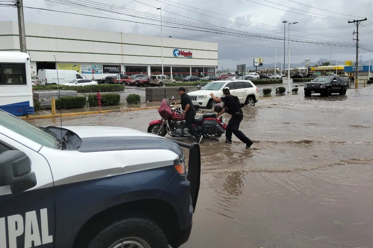 Auxilian policías a juarenses afectados por lluvias
