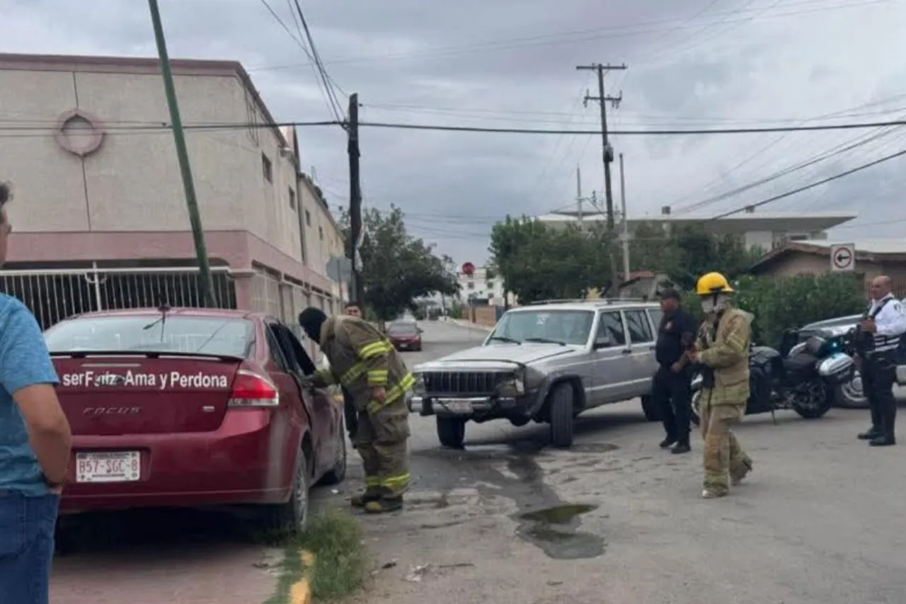 Adulto mayor queda atrapado y herido tras choque en Juárez
